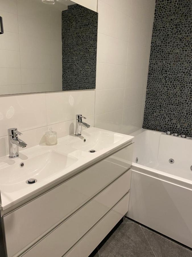 Le Gite De Lancelot Avec Balneo City Center Санс Екстериор снимка